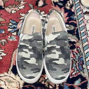 Steve Madden Gray Camouflage Slip-Ons